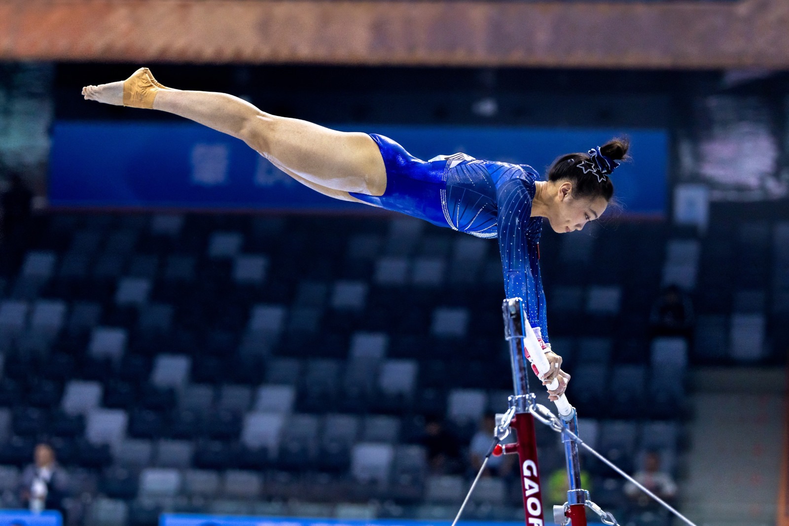 赌场实战：如何通过观察“荷官的眼神交流”判断其是否与桌上玩家串通。（实战赌场指南：如何通过观察荷官的目光互动识别其与玩家的勾结迹象）